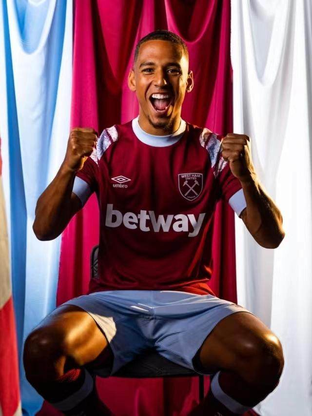 开云体育app-【早报】举债买曼联，60亿卖出？格雷泽家族杠杆的神！